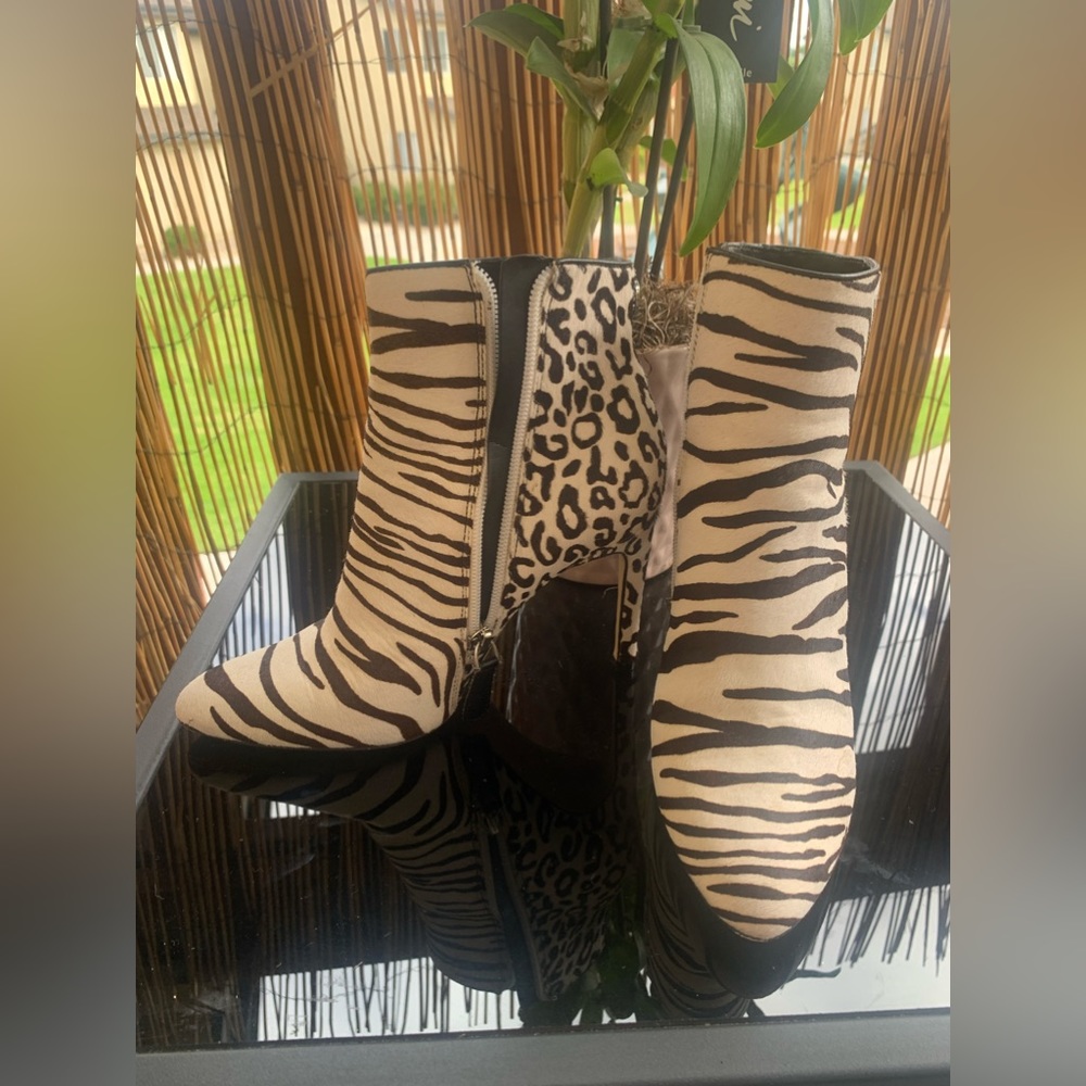 Cow hair leopard animal print bootie pre-owned in great condition. Size 5.5